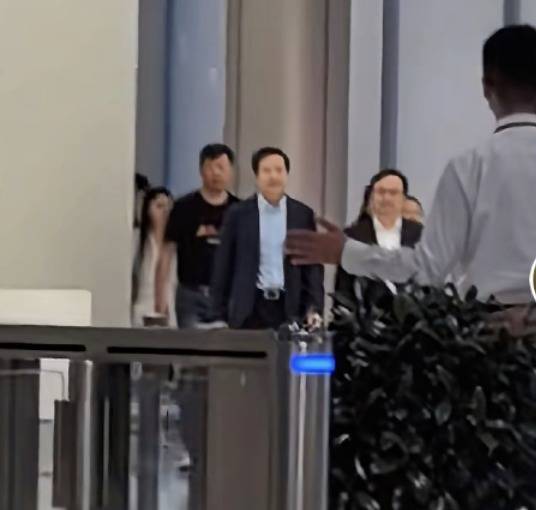 日照股票配资 雷军陪比亚迪CEO王传福参观小米工厂，亲任讲解员